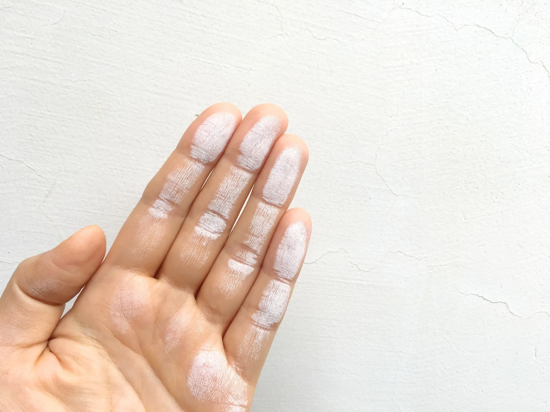 触ると外壁が白くなる現象の正体と効果的なメンテナンス方法